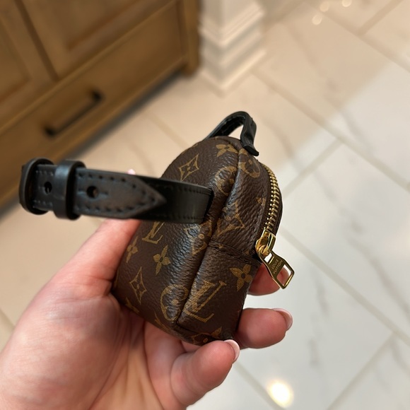 Mini LV wrist backpack purse - Picture 4 of 10